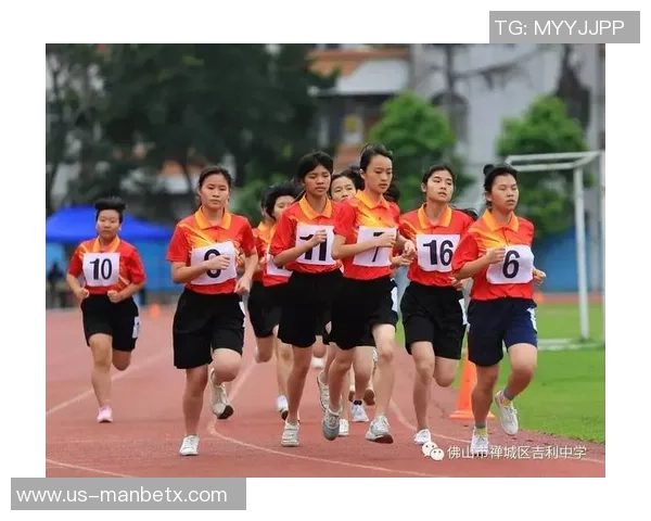 红砖厂旁的足球场见证了青春与梦想的交汇与拼搏