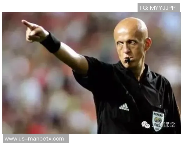 足球判罚手势解析与应用技巧全面指南助你成为场上判罚高手 足球判罚手势解析与应用技巧全面指南助你成为场上判罚高手